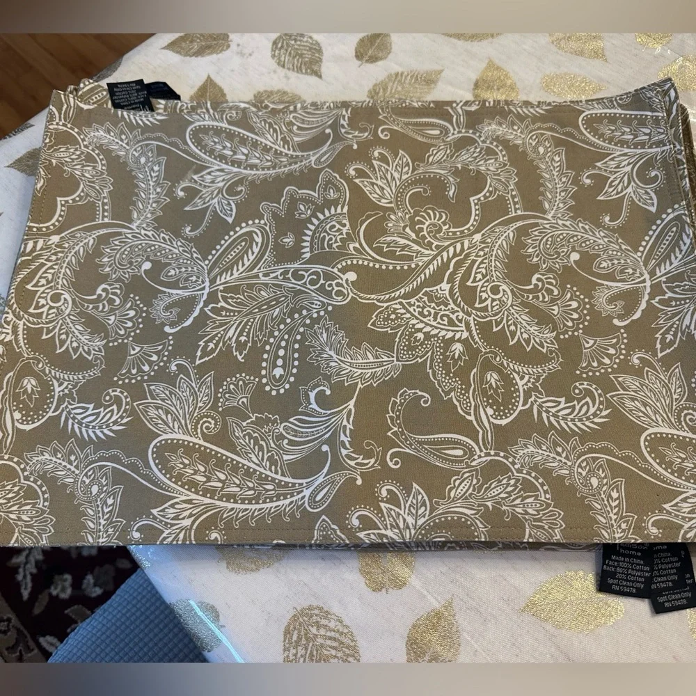 Mercer & Madison home cloth placemats set of six beige & white Paisley design